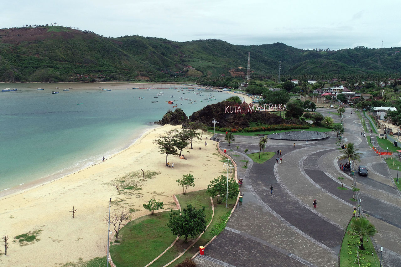 Menyusuri Hamparan Pasir,...