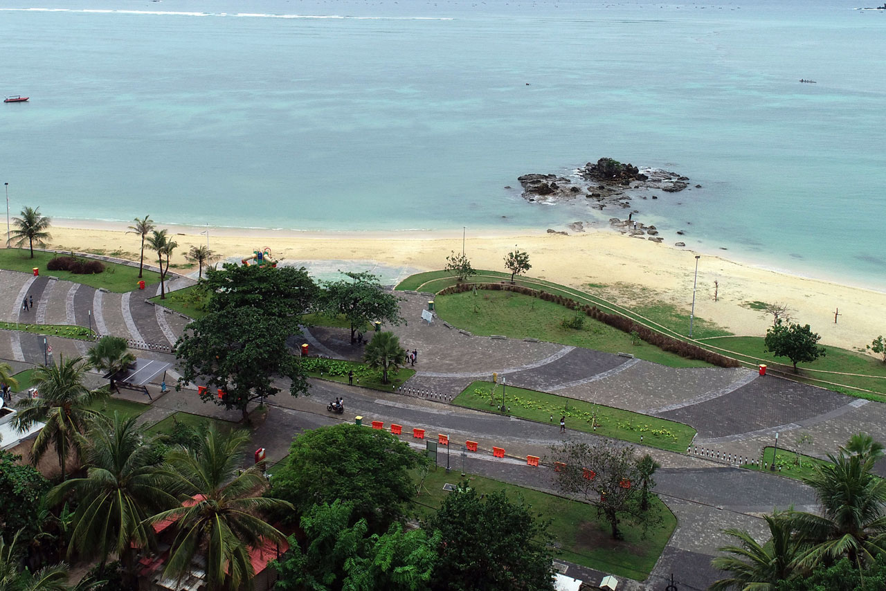 Menyusuri Hamparan Pasir,...