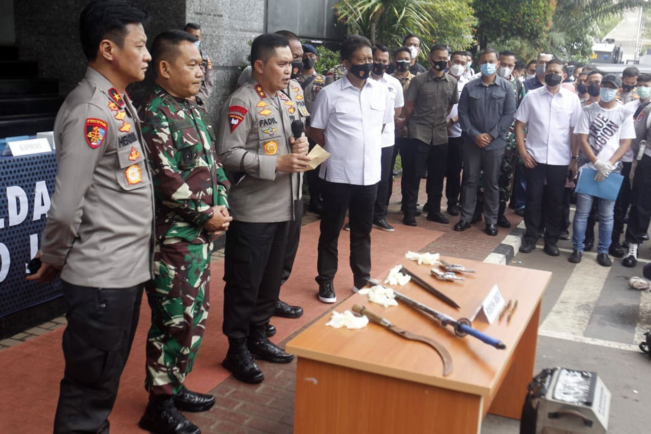 Diserang dengan Senjata,...