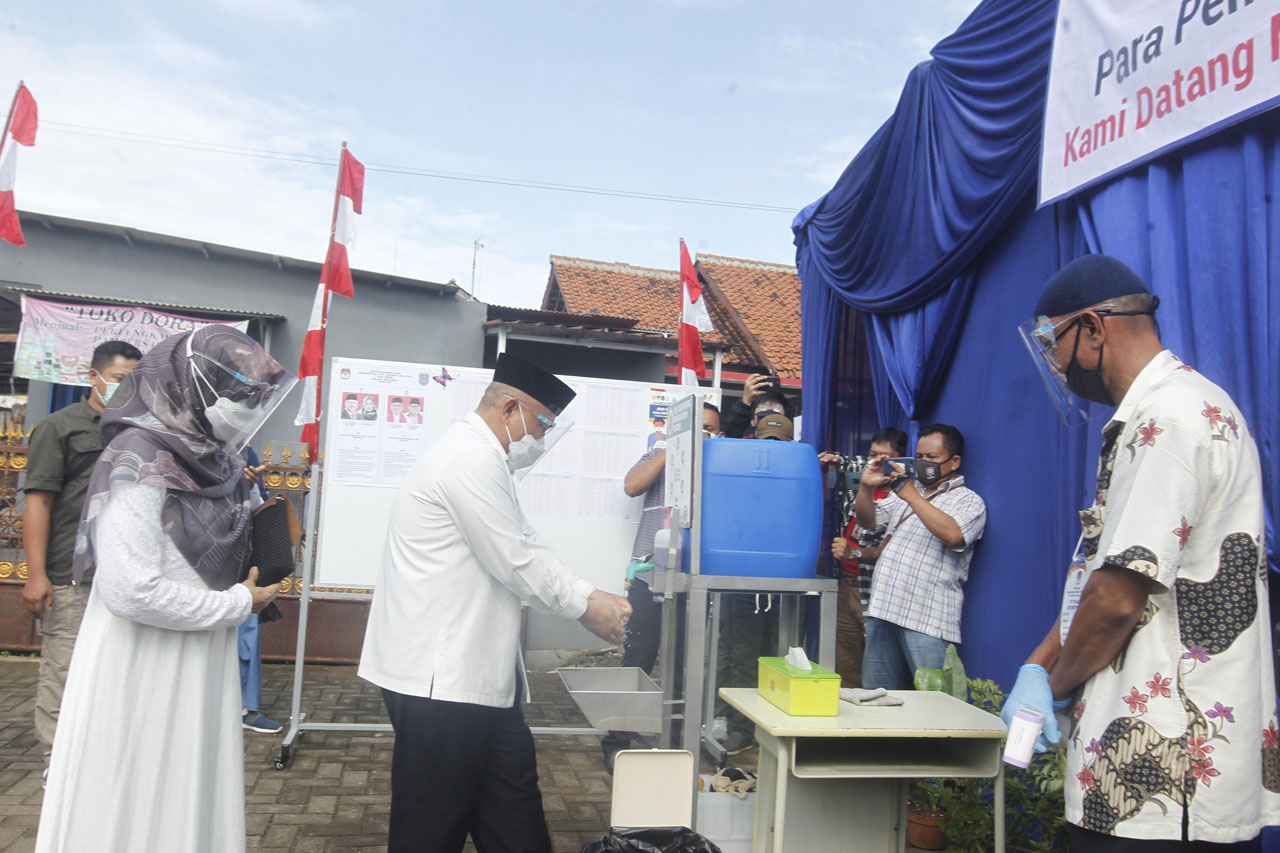 Ditemani Istri, Mohammad...