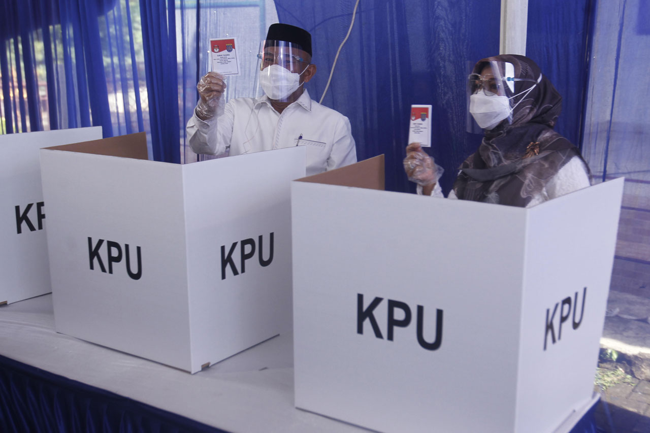 Ditemani Istri, Mohammad...