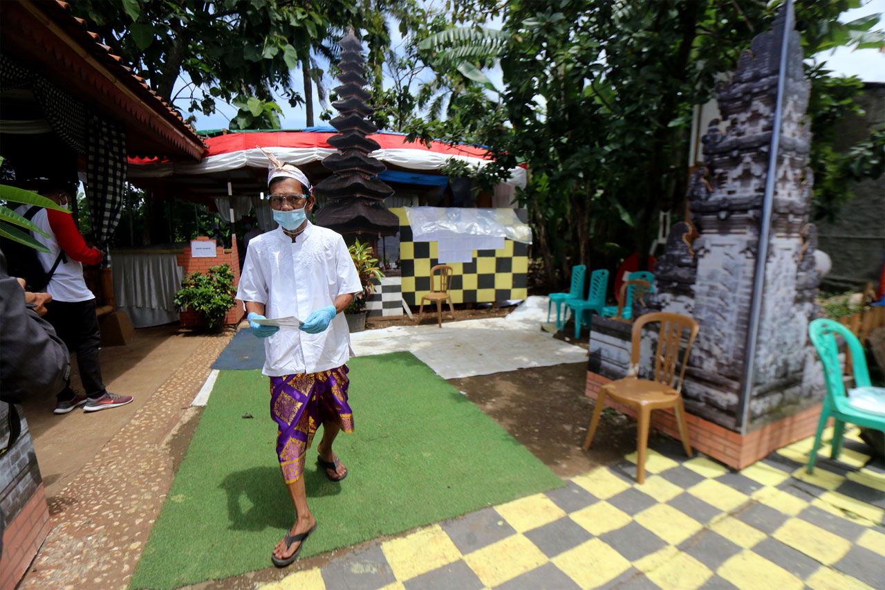 Kenakan Baju Adat, Petugas...