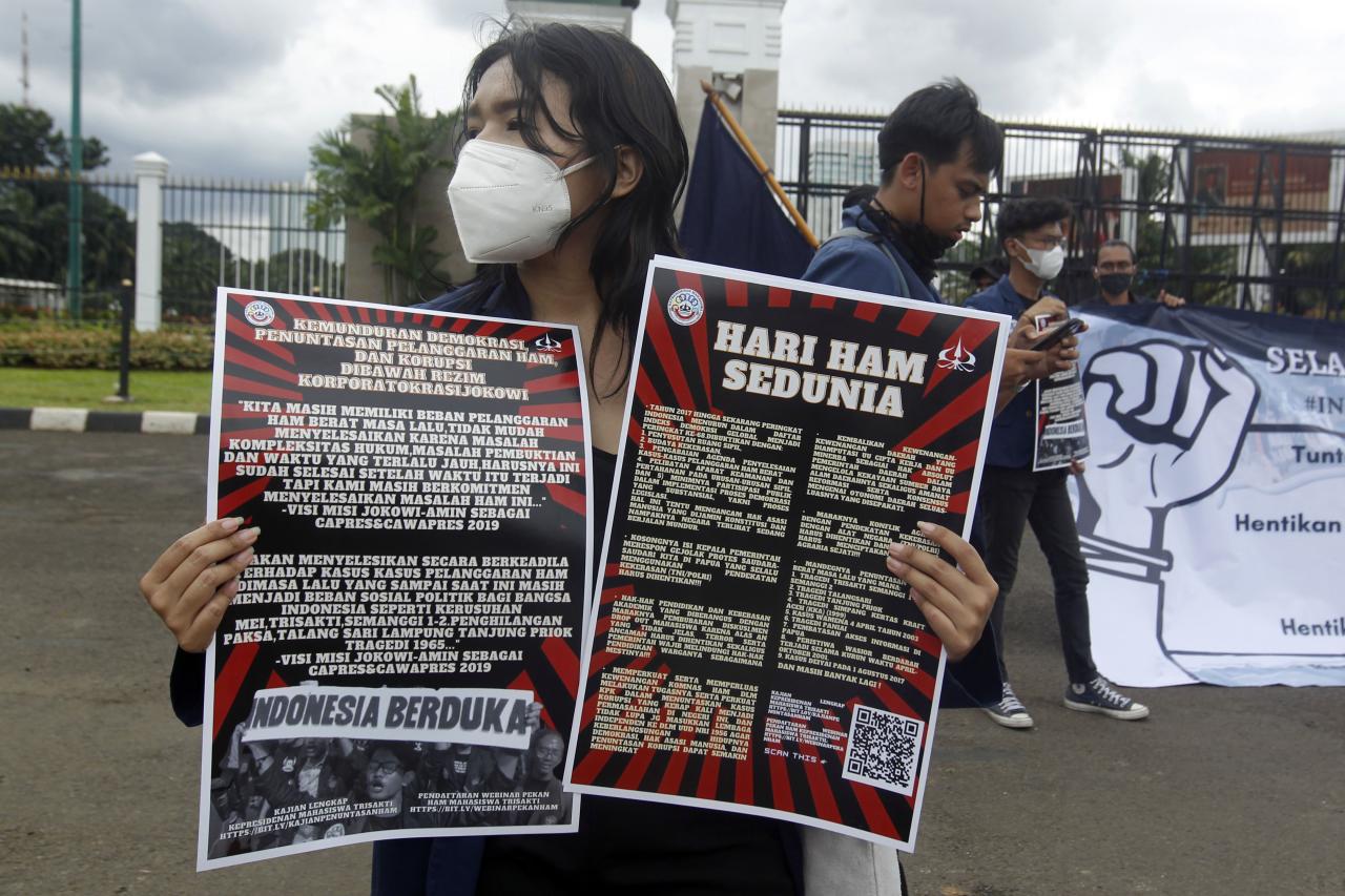 Mahasiswa Trisakti Peringati...