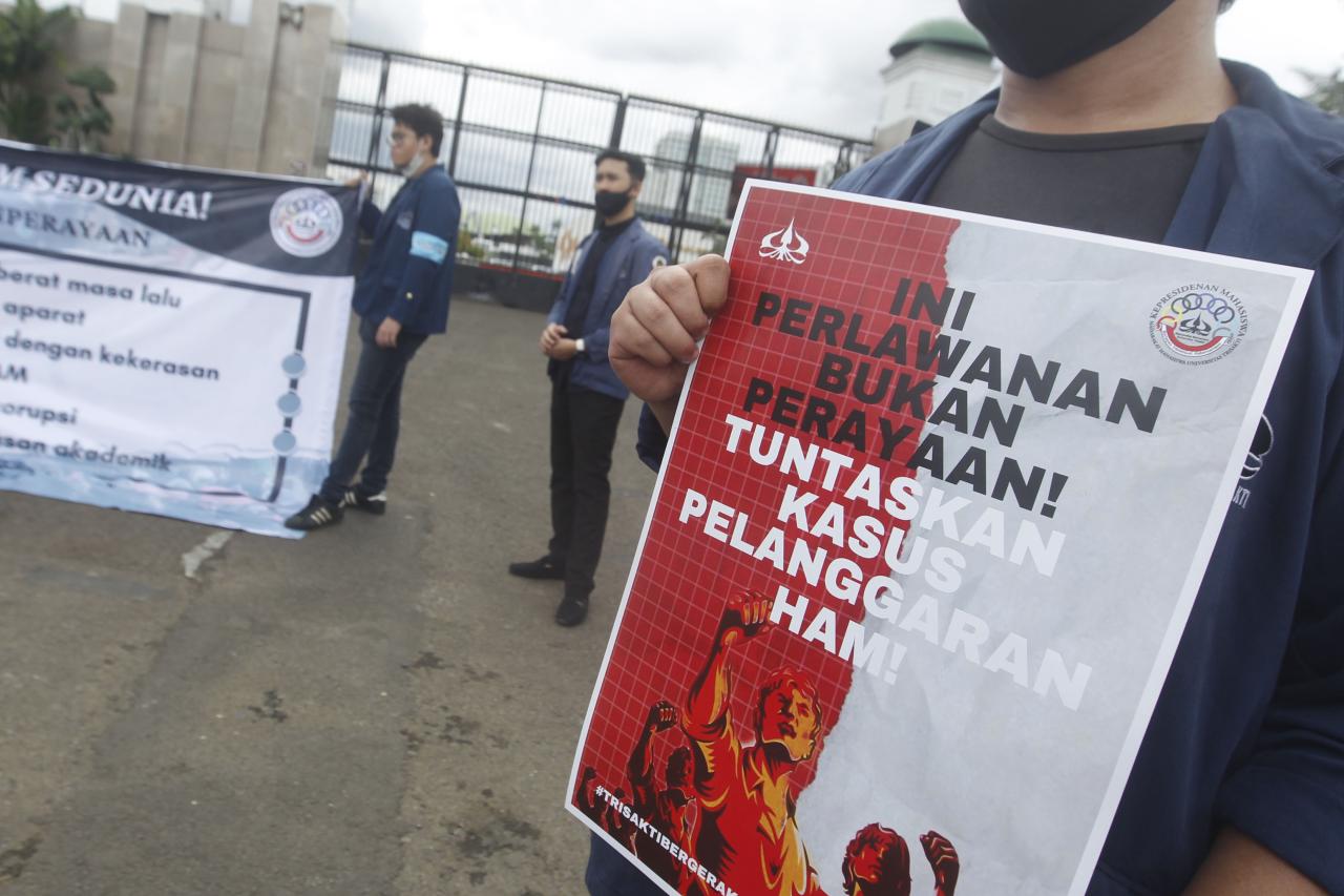 Mahasiswa Trisakti Peringati...