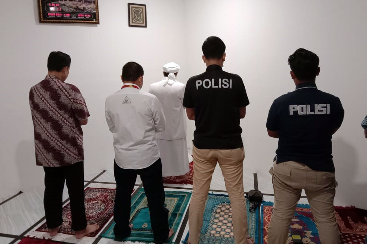 Jadi Imam Salat, Habib...