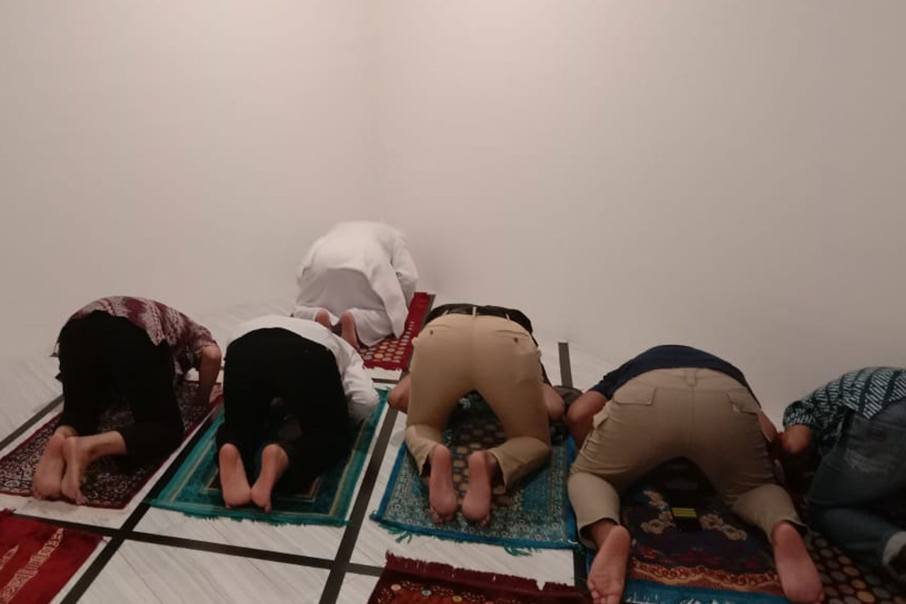 Jadi Imam Salat, Habib...