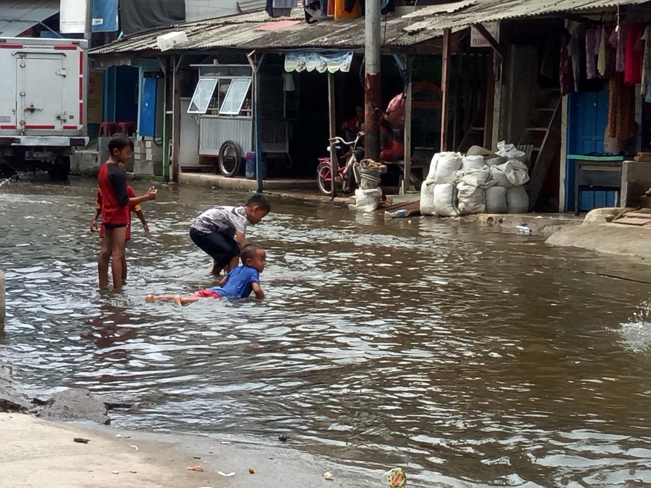 Banjir Rob Rendam Pelabuhan...