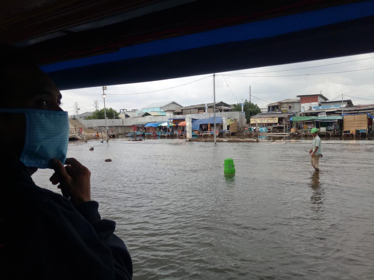 Banjir Rob Rendam Pelabuhan...