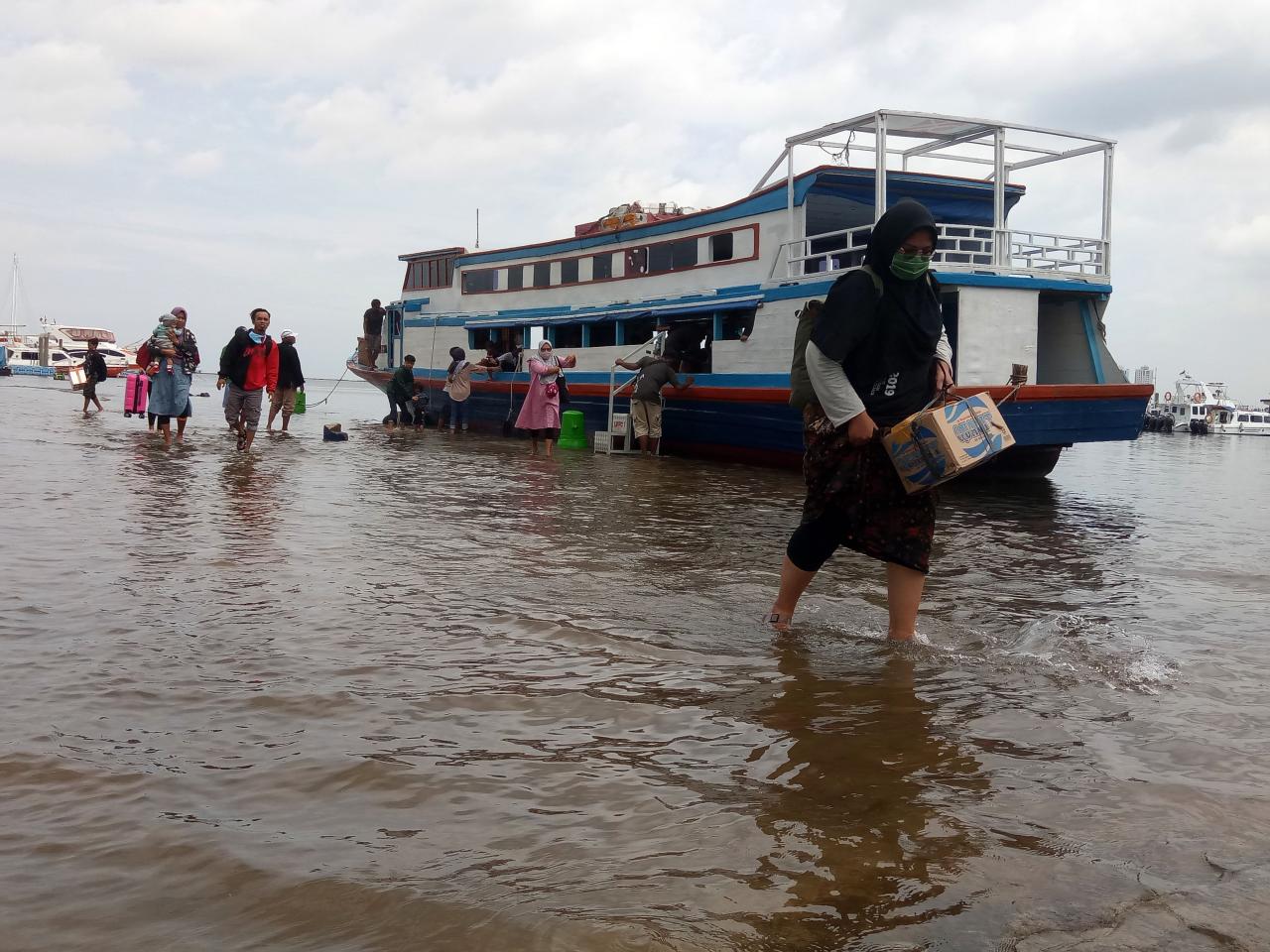 Banjir Rob Rendam Pelabuhan...