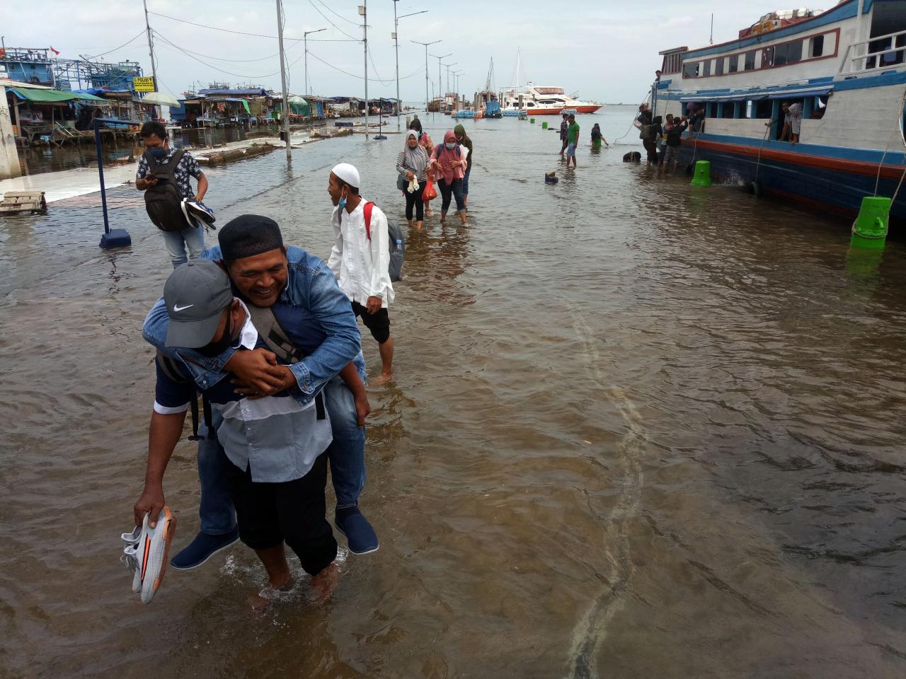 Banjir Rob Rendam Pelabuhan...
