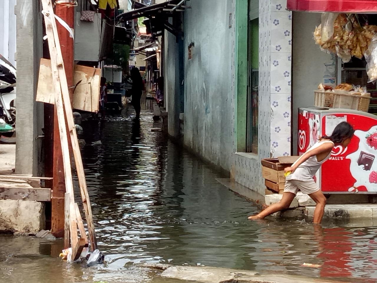 Banjir Rob Rendam Pelabuhan...