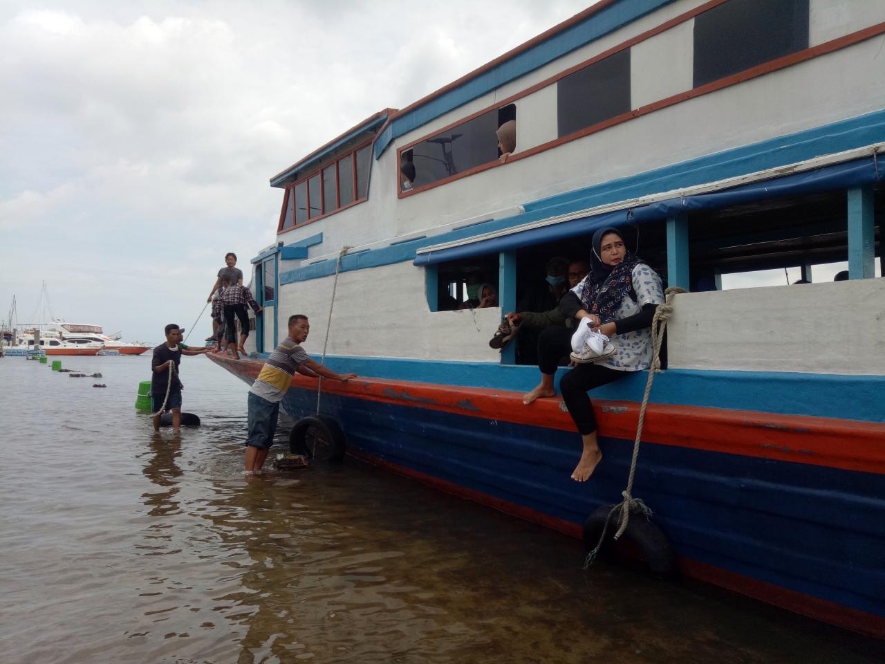 Banjir Rob Rendam Pelabuhan...