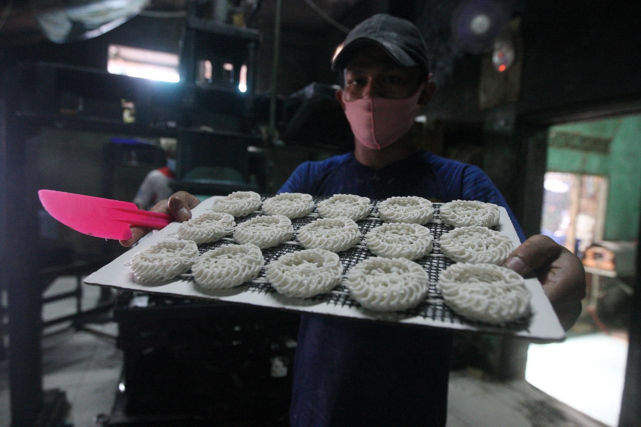 Produksi Kerupuk Menurun...