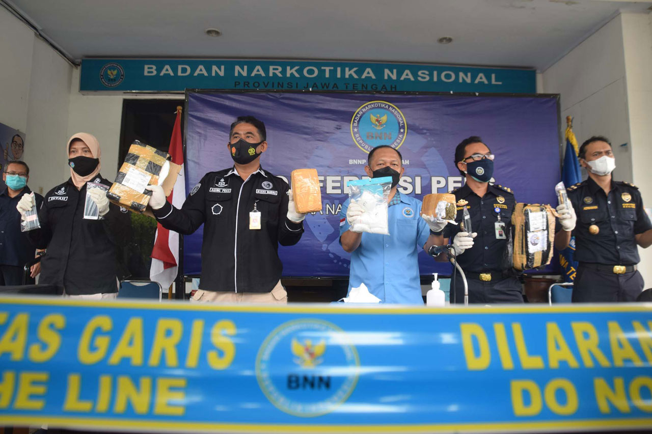 Jadi Pengedar Sabu,...