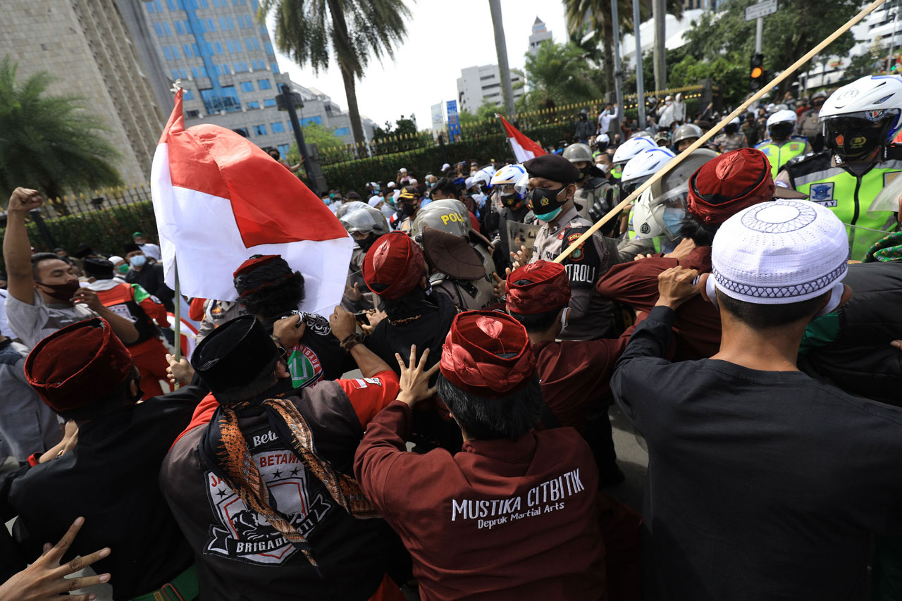 Polisi dan Massa Aksi...