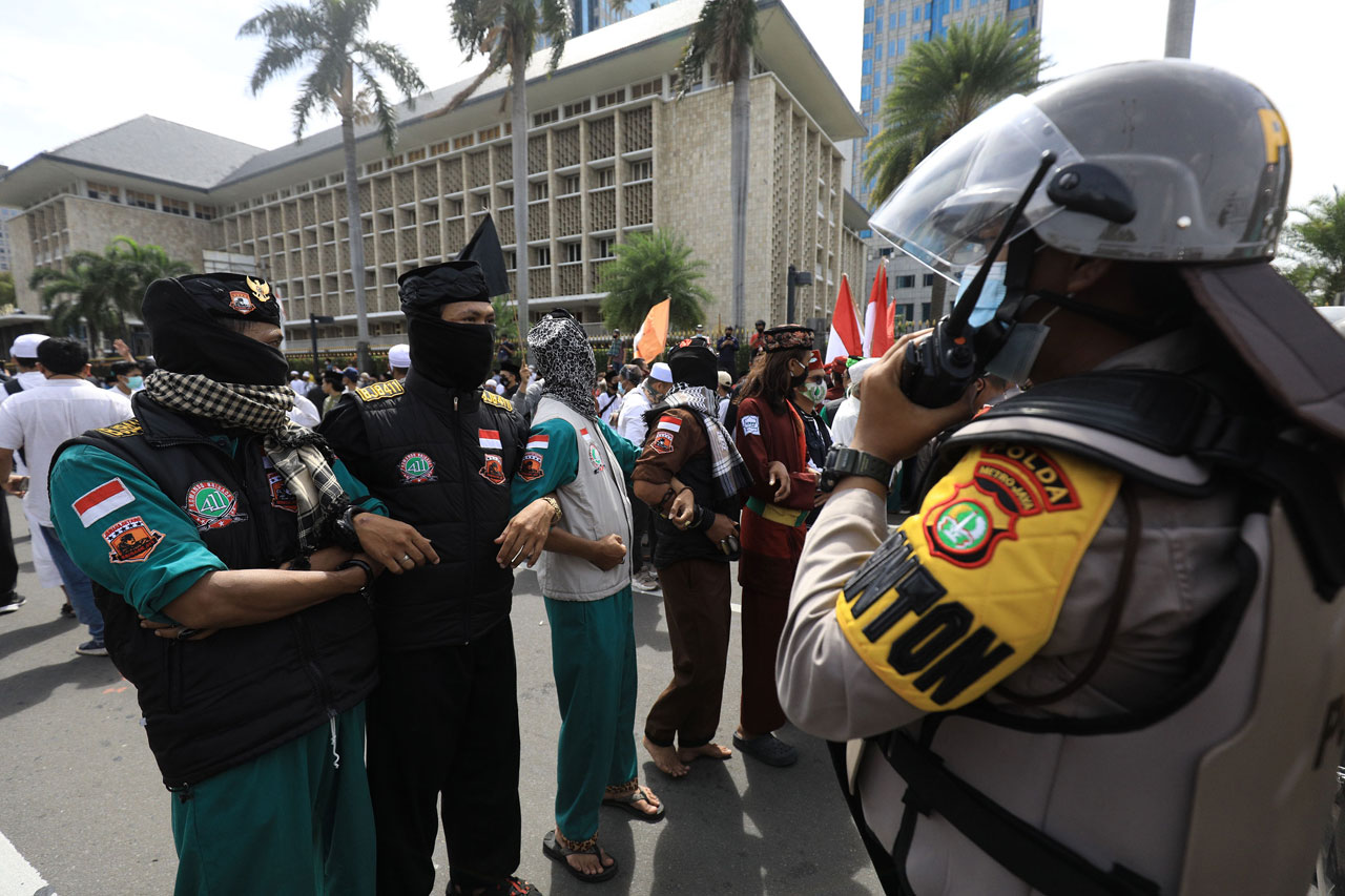 Polisi dan Massa Aksi...