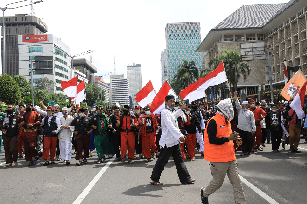 Polisi dan Massa Aksi...