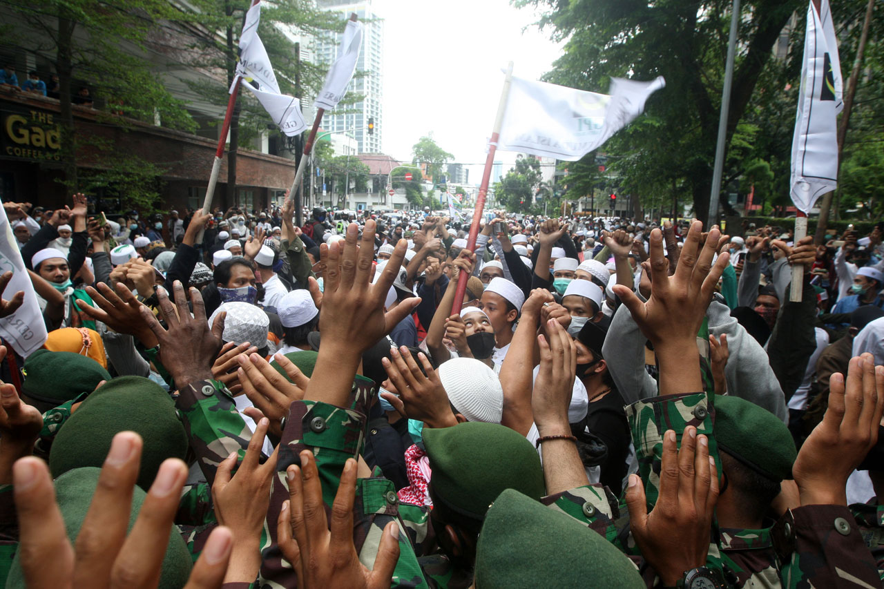 Polisi dan TNI Bubarkan...