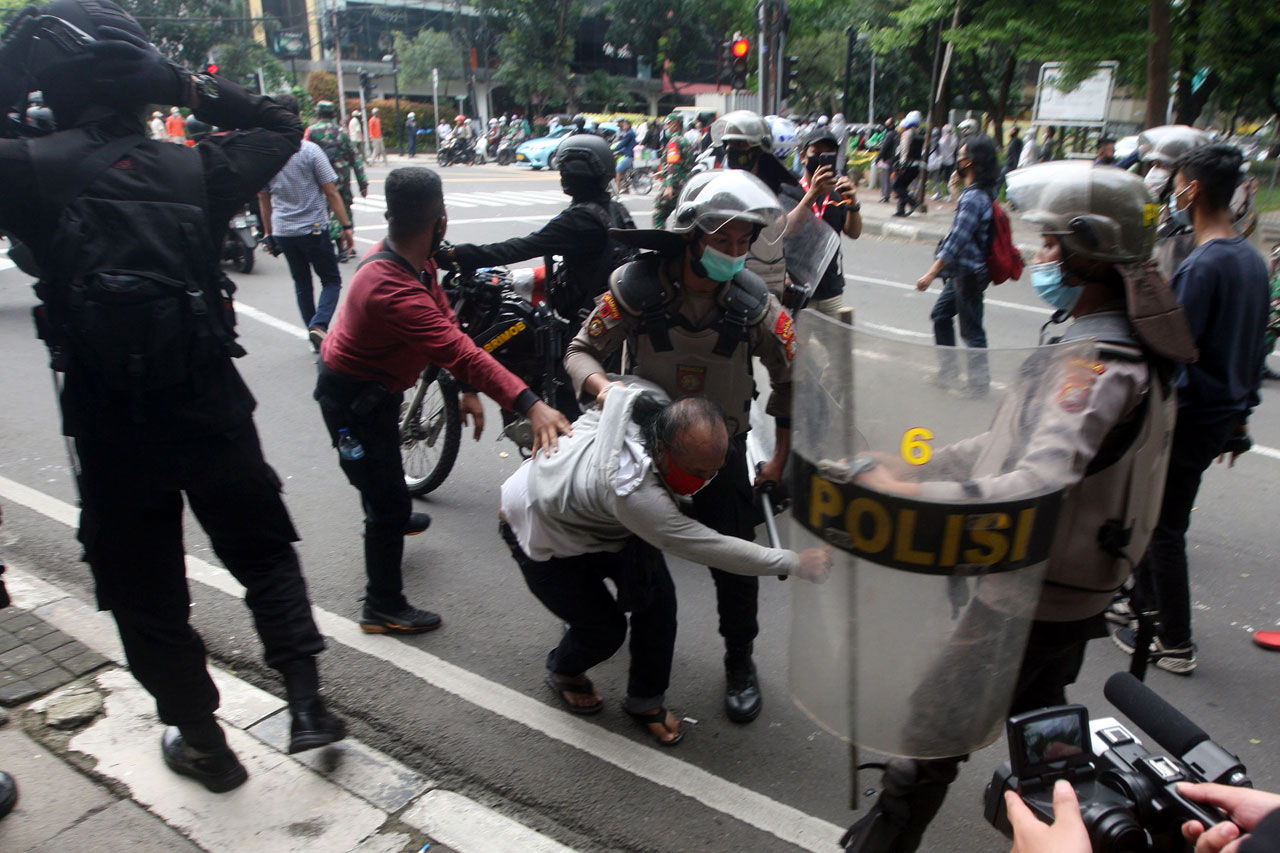 Polisi dan TNI Bubarkan...