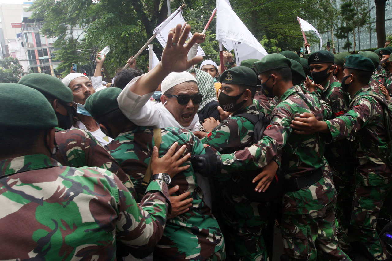Polisi dan TNI Bubarkan...