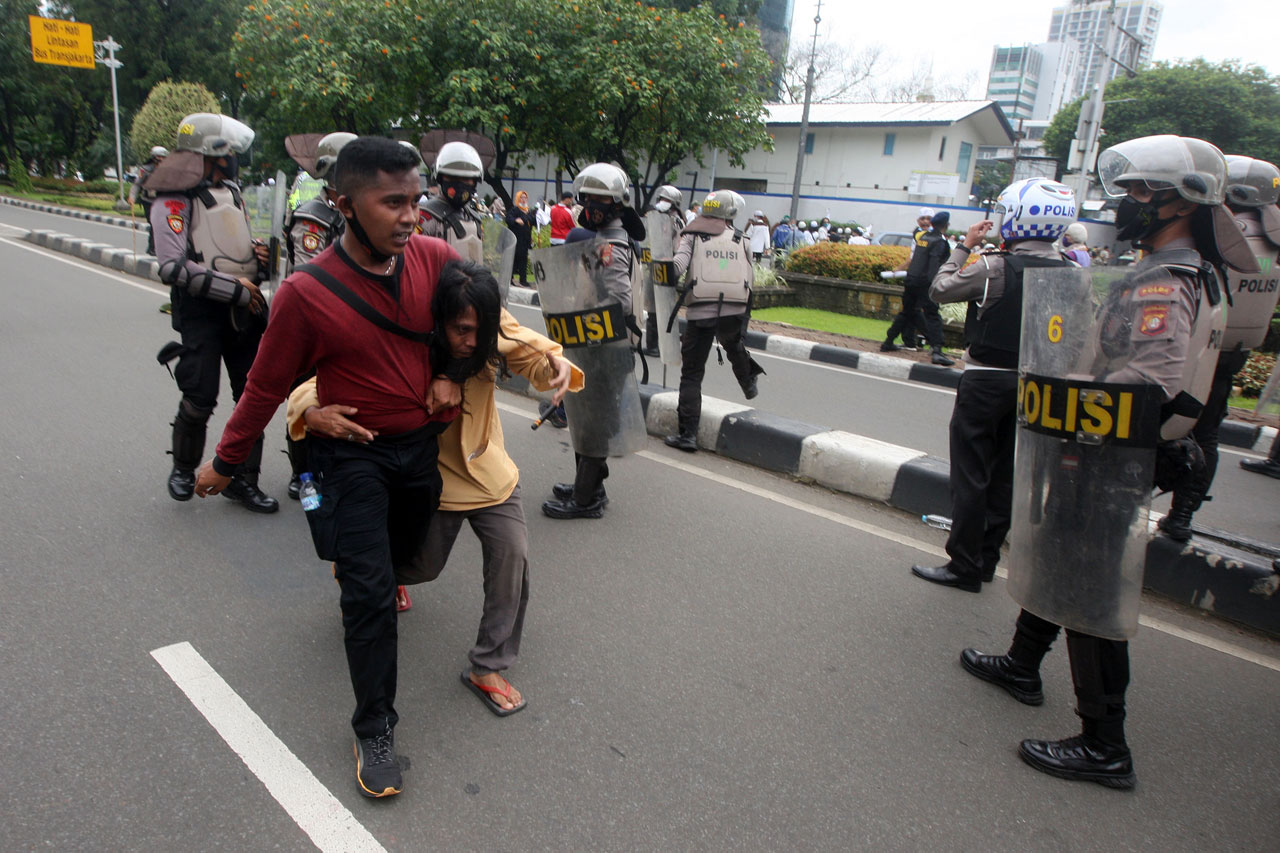 Polisi dan TNI Bubarkan...