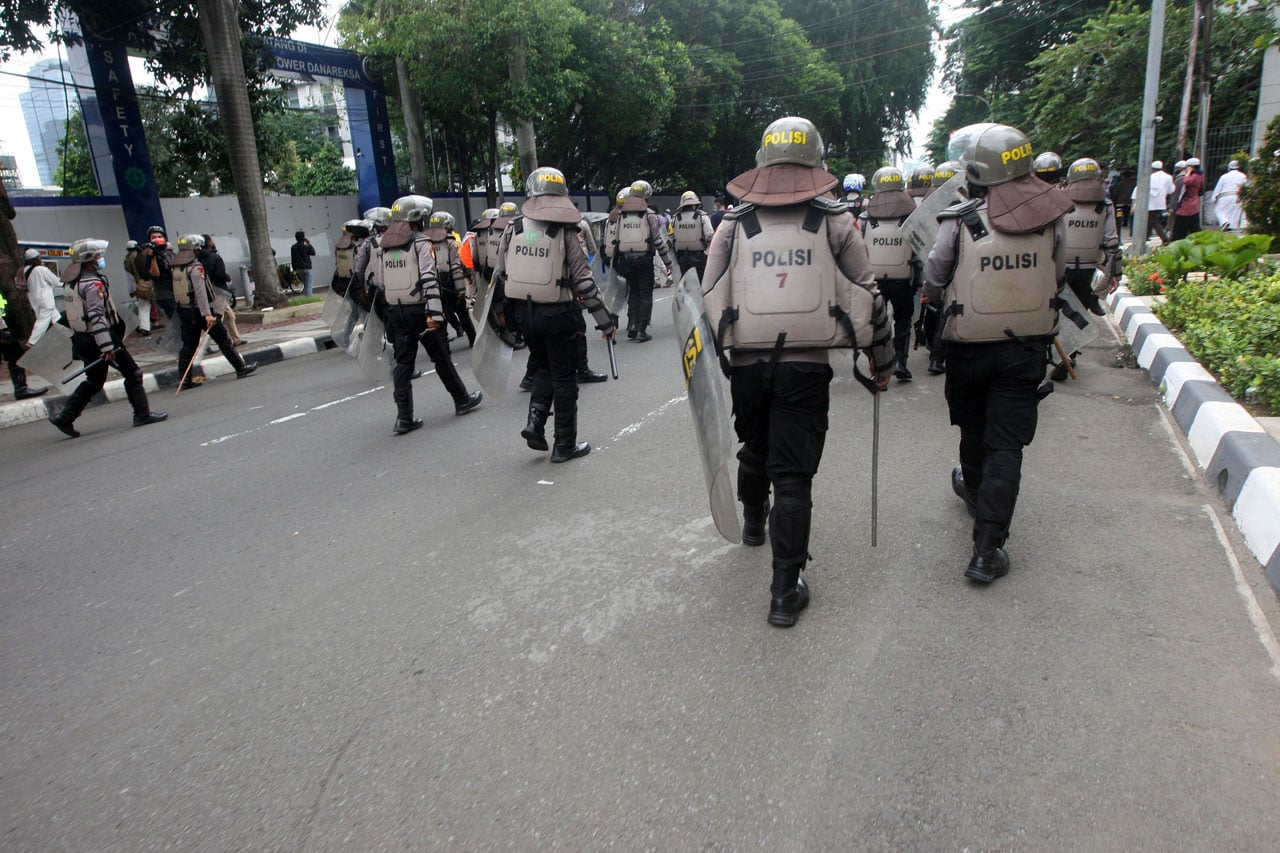 Polisi dan TNI Bubarkan...
