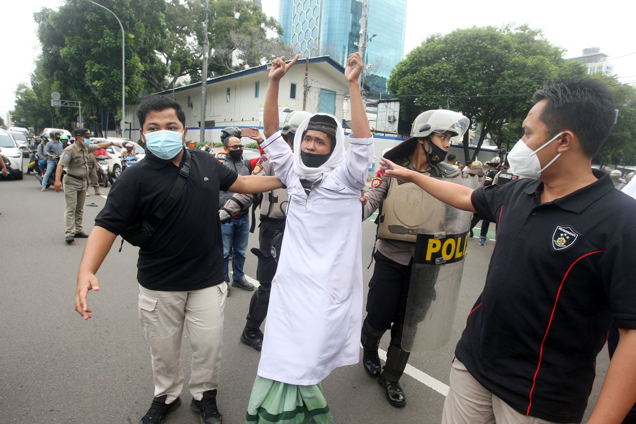 Polisi dan TNI Bubarkan...