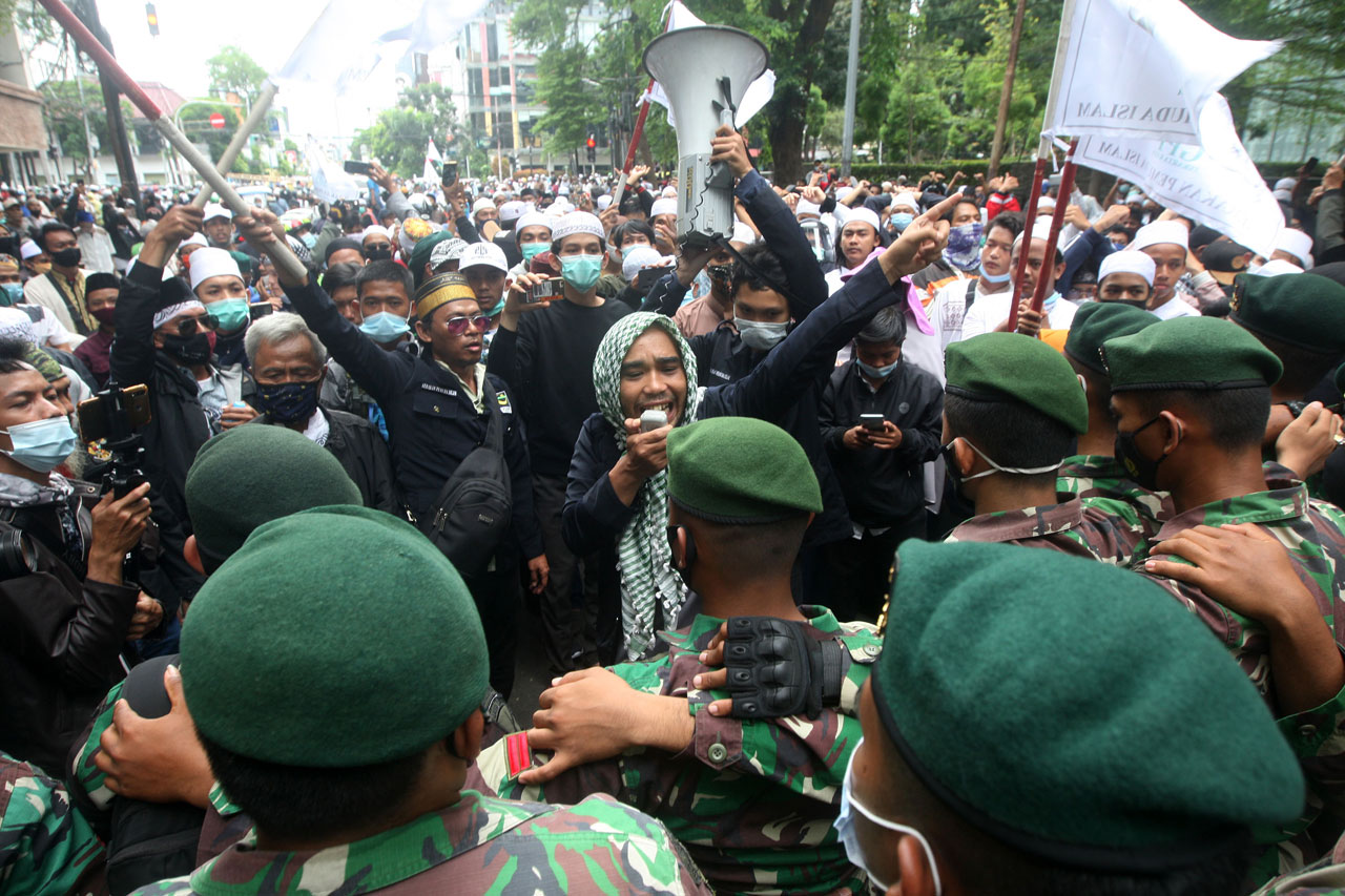 Polisi dan TNI Bubarkan...
