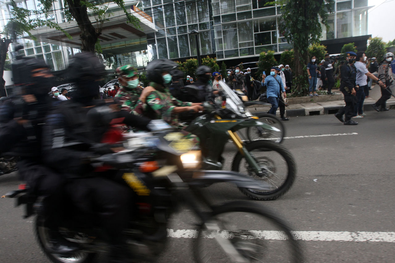Polisi dan TNI Bubarkan...
