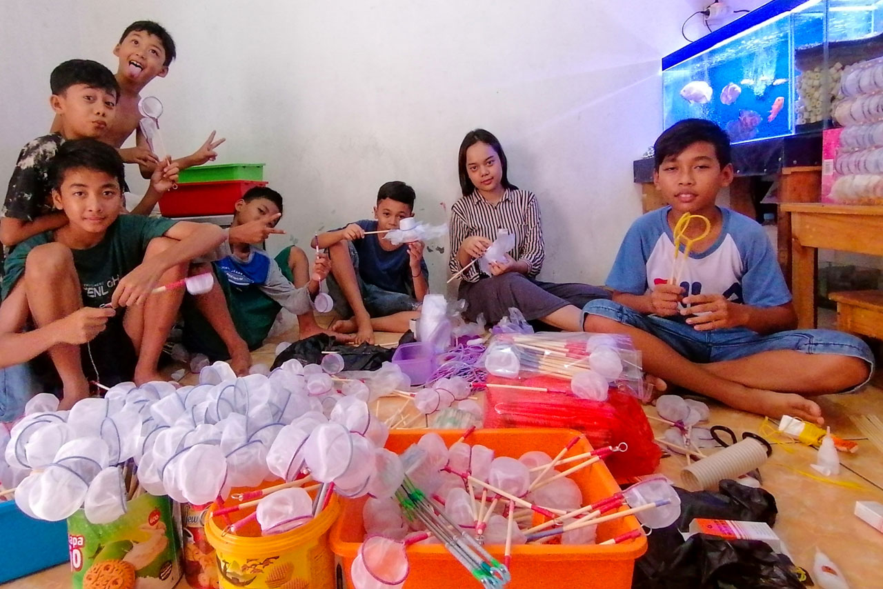 Anak-Anak Ini Mengisi...