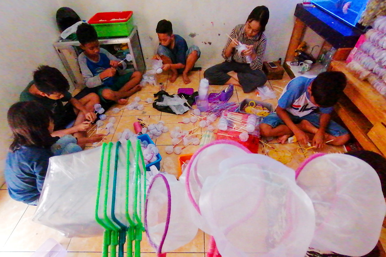 Anak-Anak Ini Mengisi...