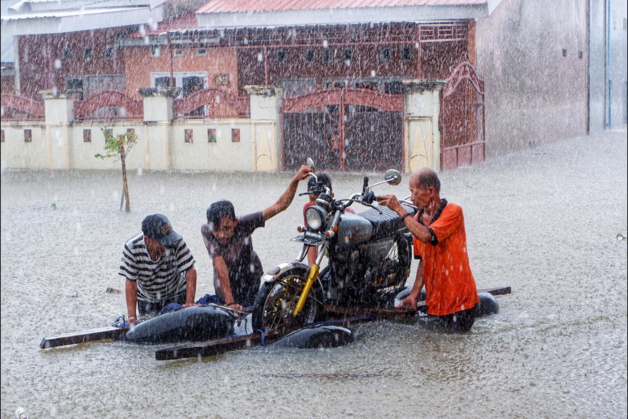 Banjir Rendam Pemukiman...