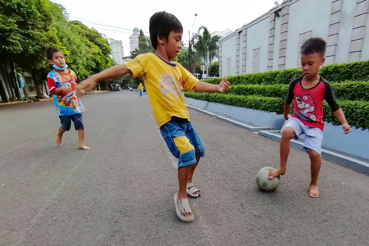 Anak-anak Jakarta Memanfaatkan...