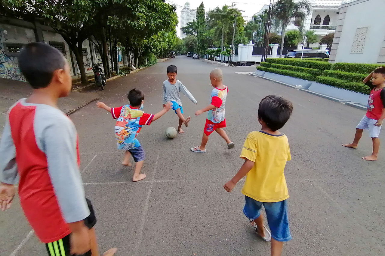Anak-anak Jakarta Memanfaatkan...