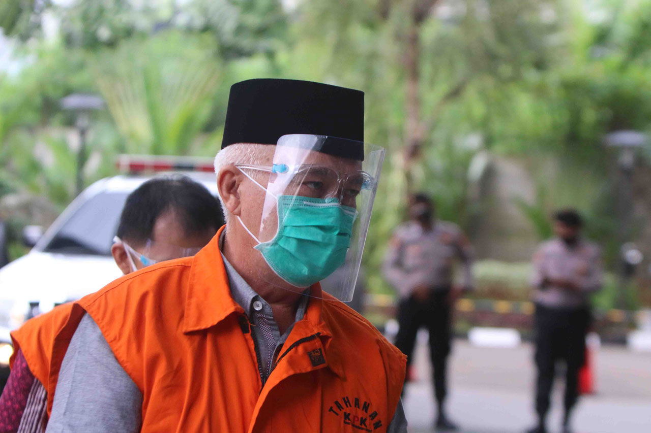 Suap Pengadaan Barang,...