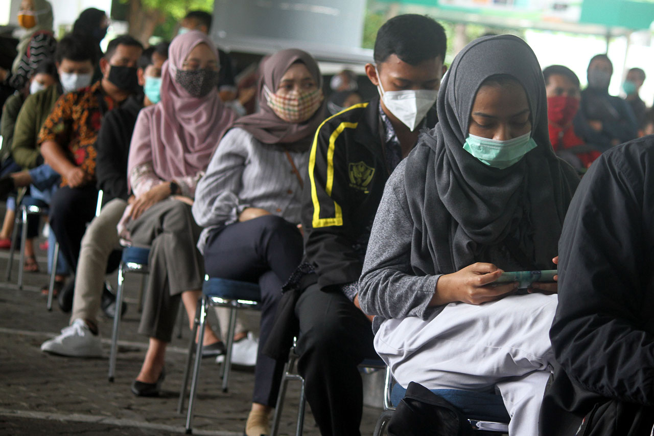 Calon Penumpang KA Antre...
