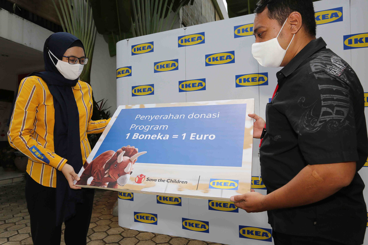 IKEA Serahkan Donasi...