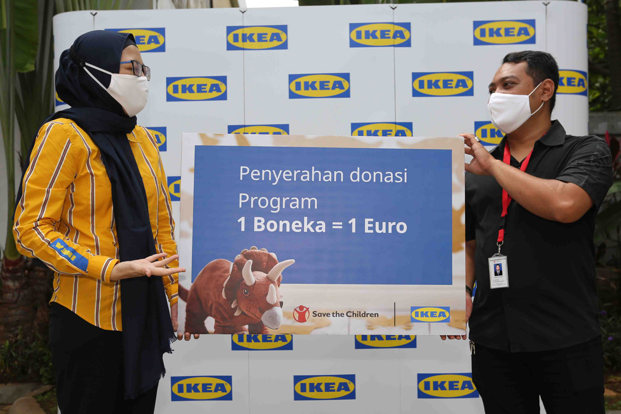 IKEA Serahkan Donasi...