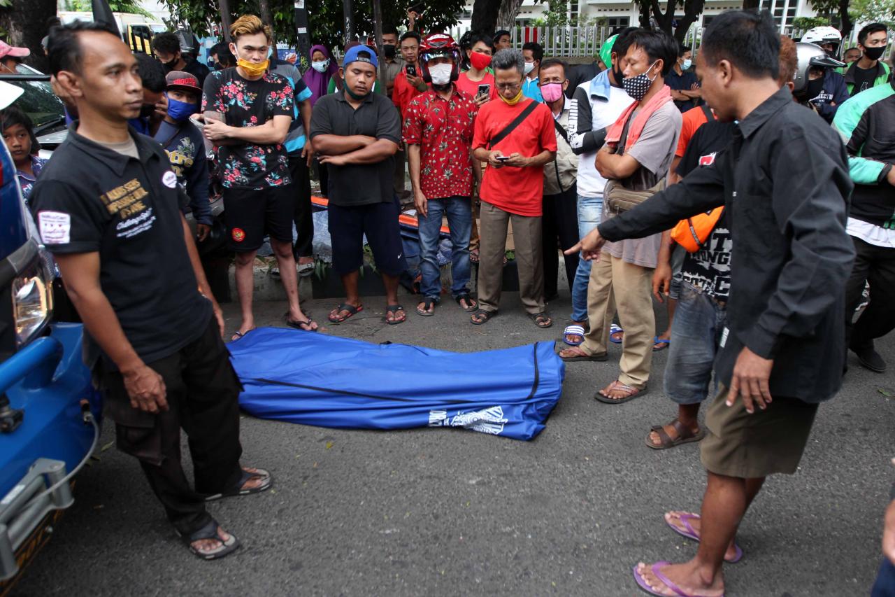 Penjual Gorengan Meregang...