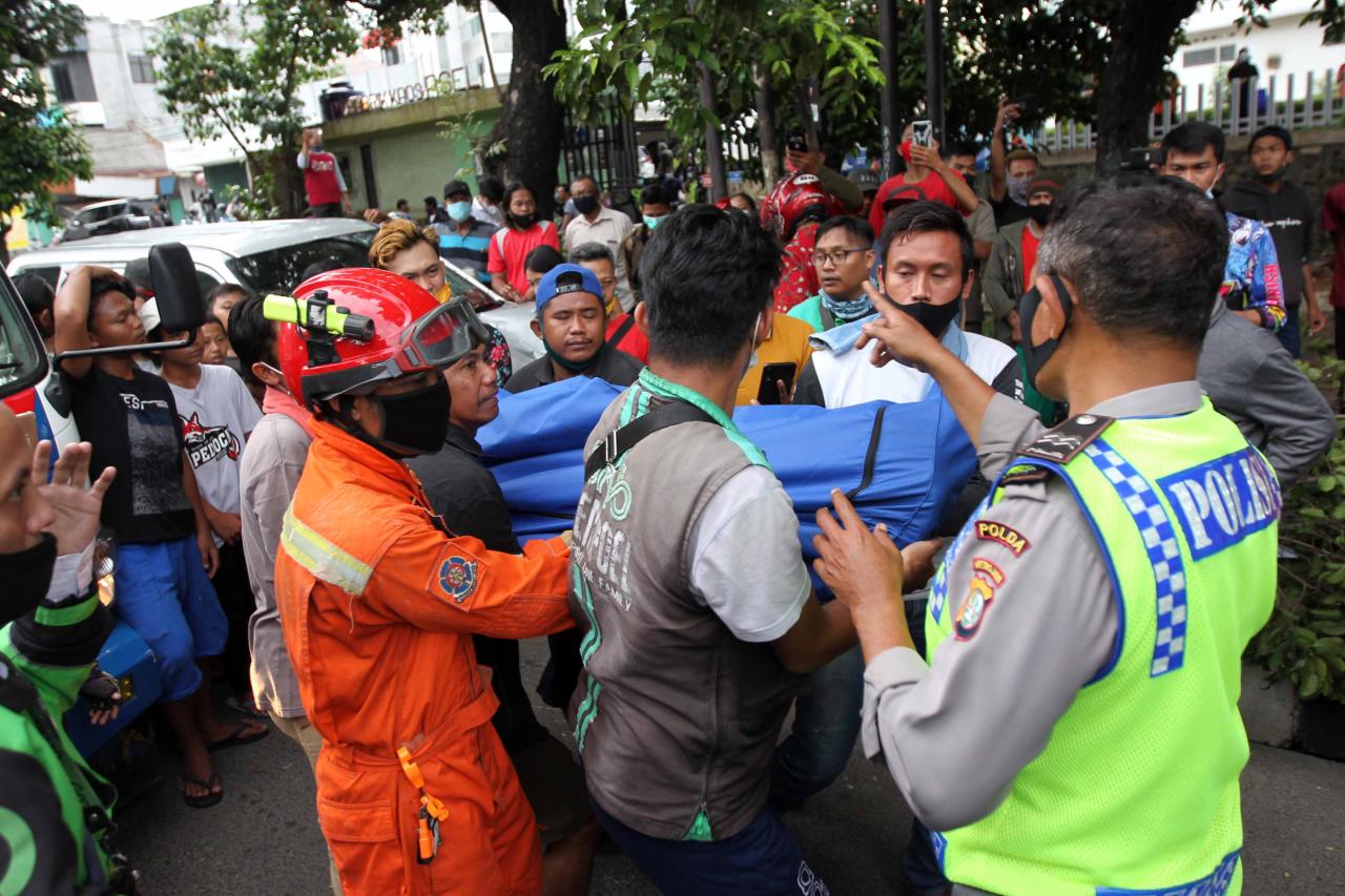 Penjual Gorengan Meregang...