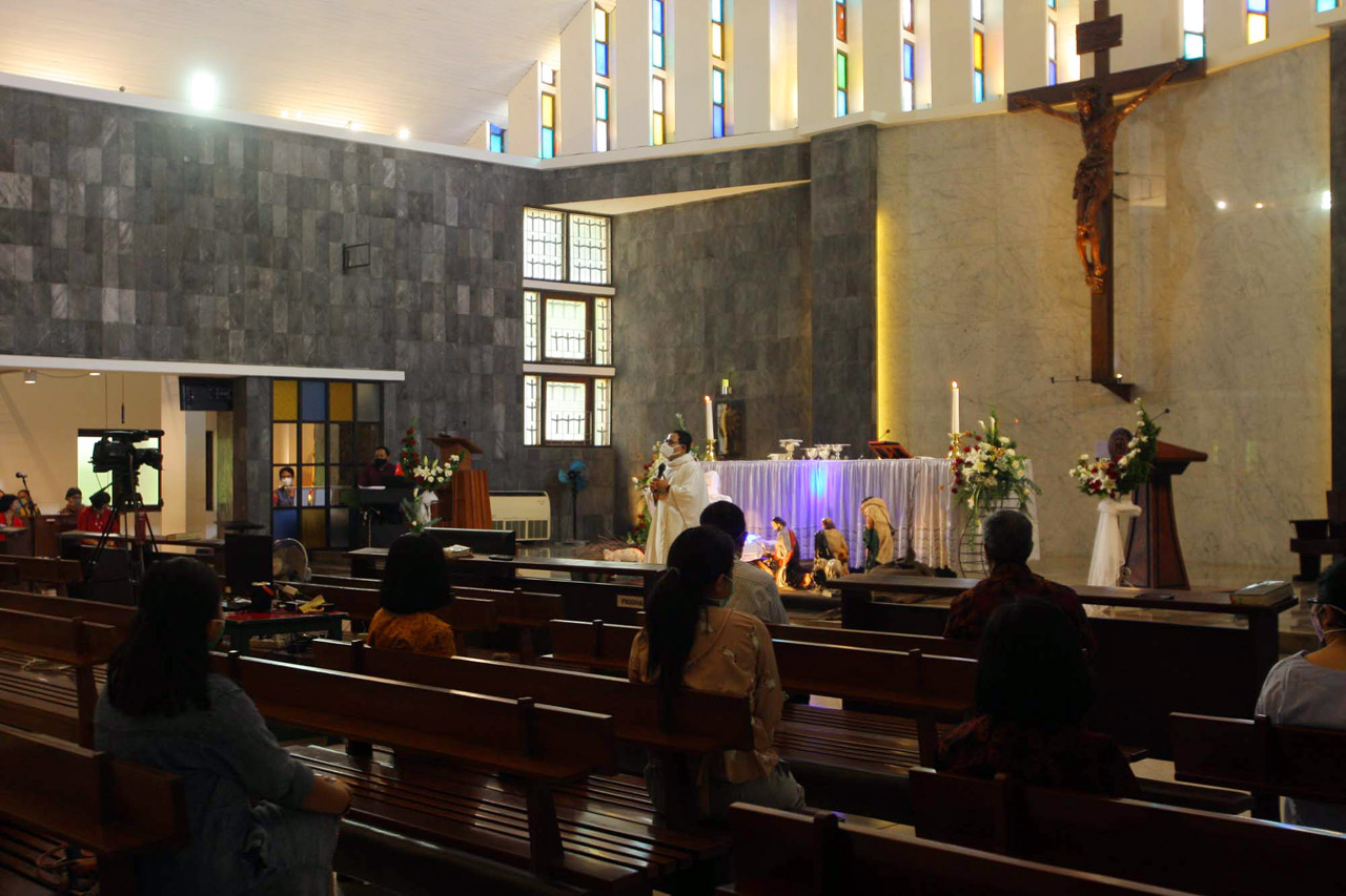 Jemaat Gereja Santa...