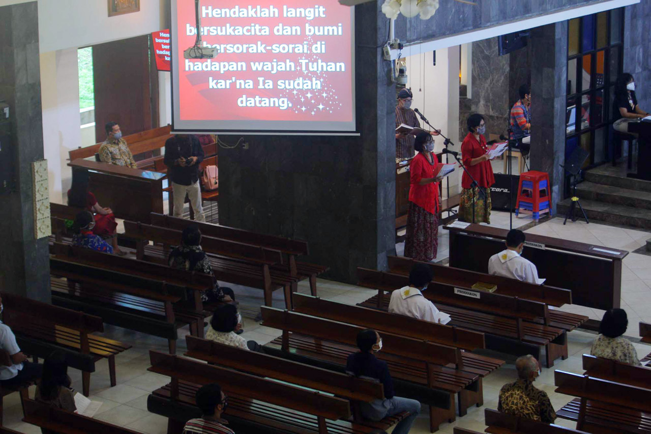 Jemaat Gereja Santa...