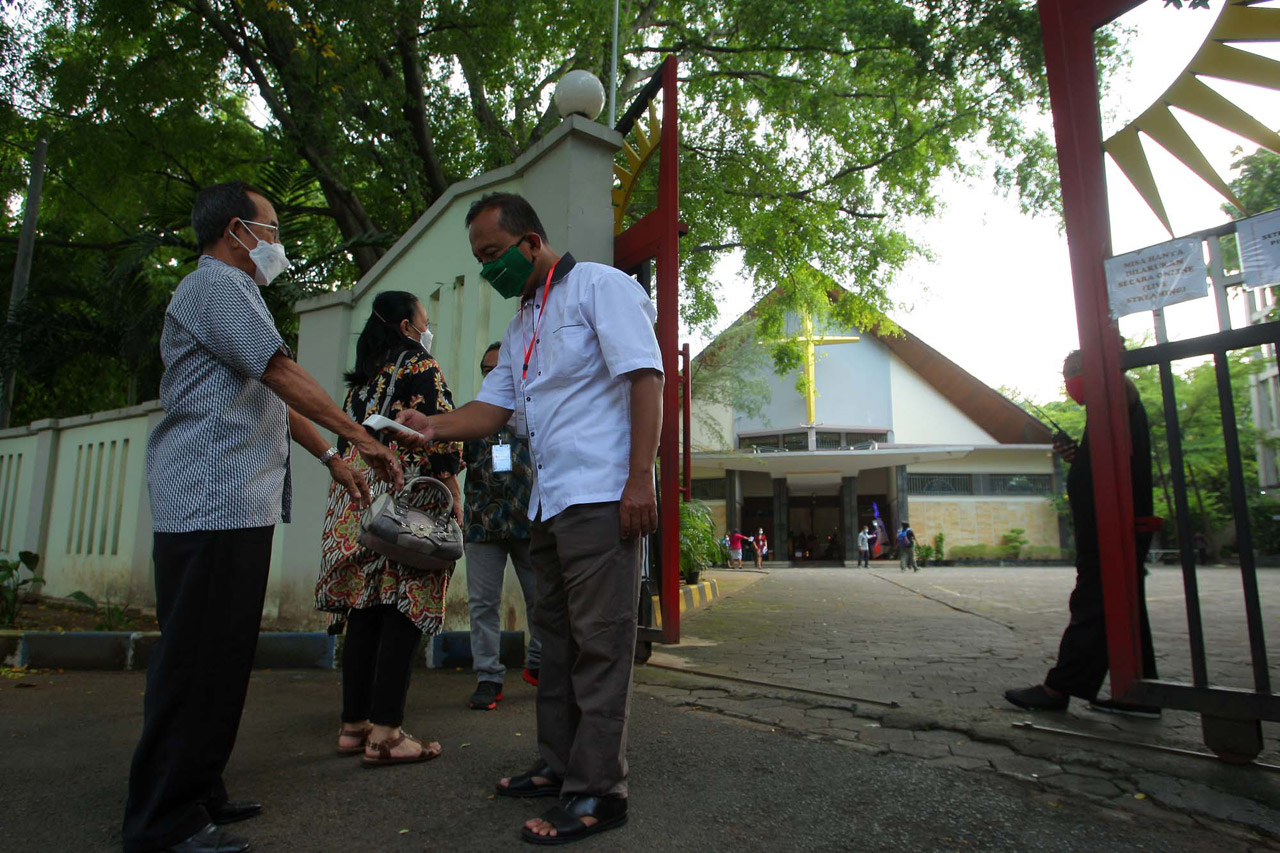 Jemaat Gereja Santa...