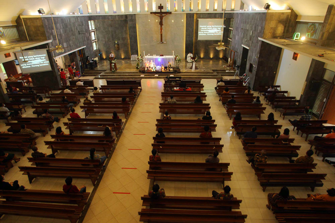 Jemaat Gereja Santa...