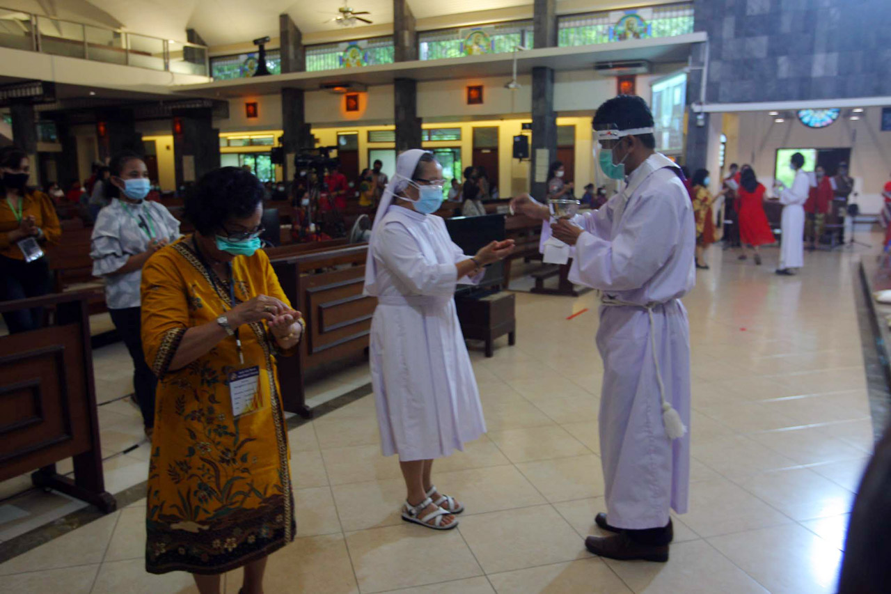 Jemaat Gereja Santa...