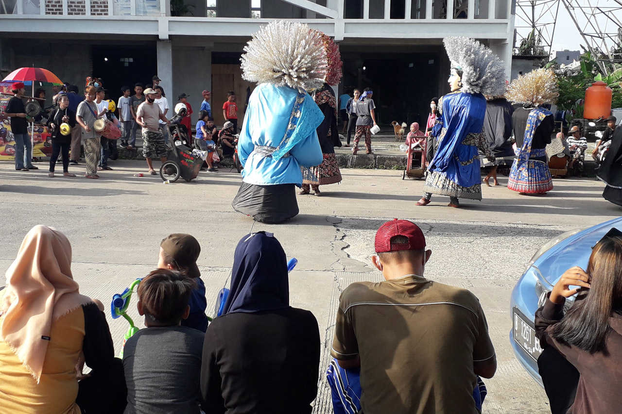 Pengamen Ondel-Ondel,...