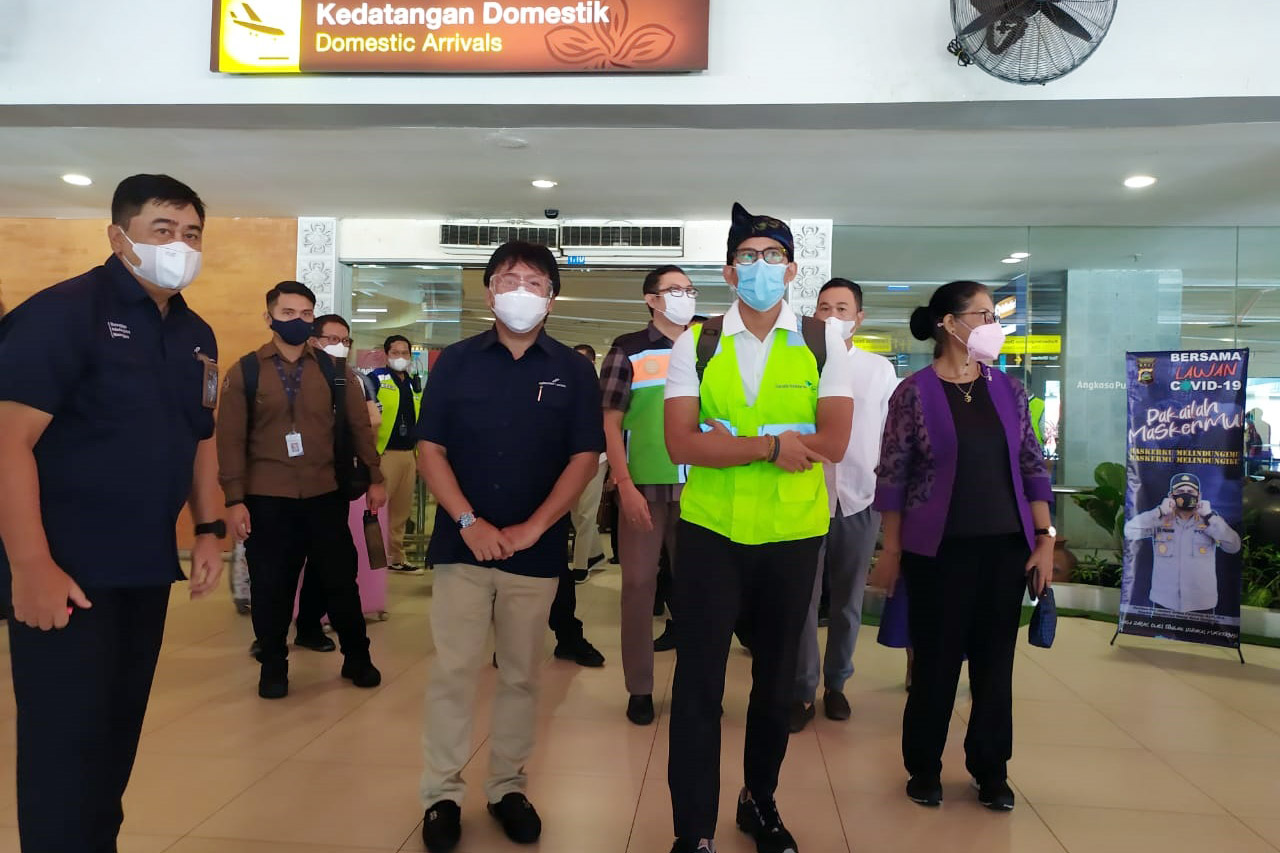 Kenakan Udeng, Menparekraf...
