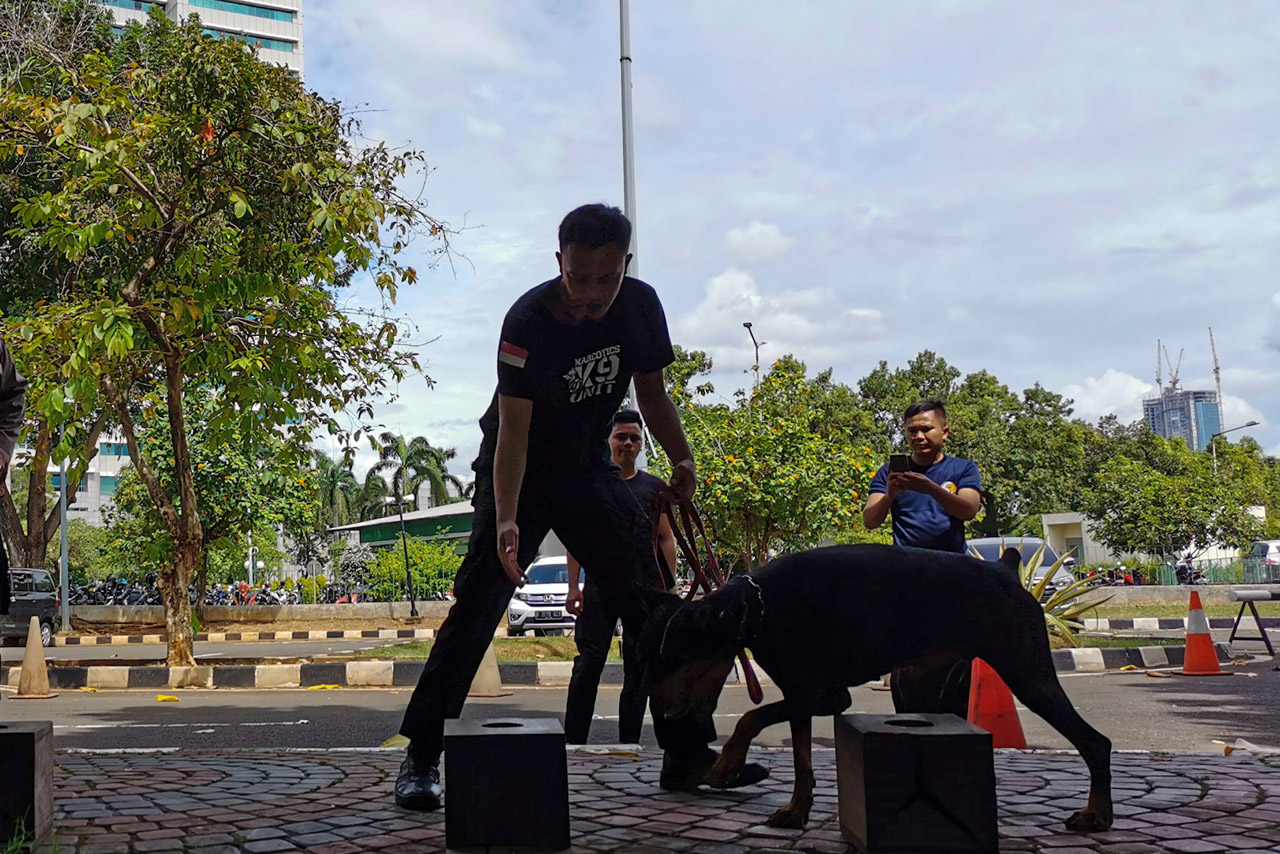 Pamdal DPR Latih Anjing...
