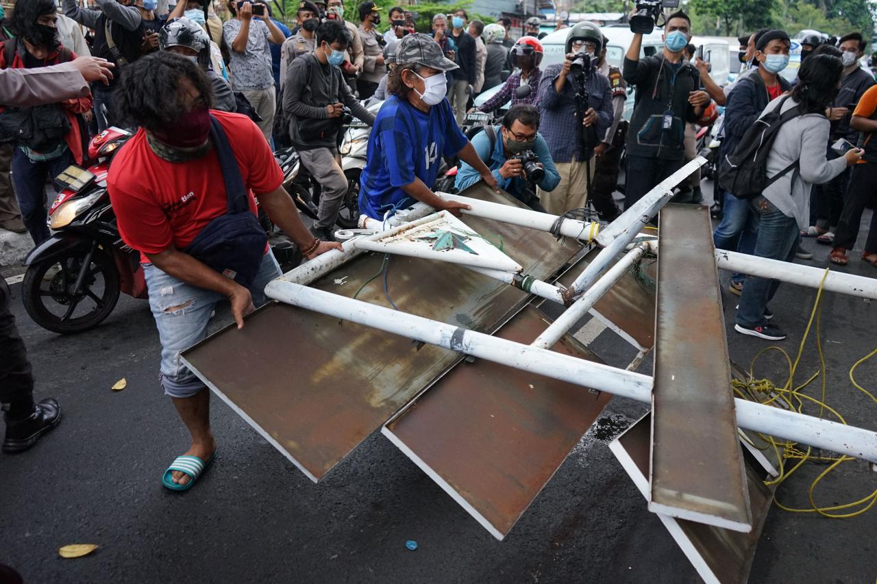 Resmi Dibubarkan Pemerintah,...