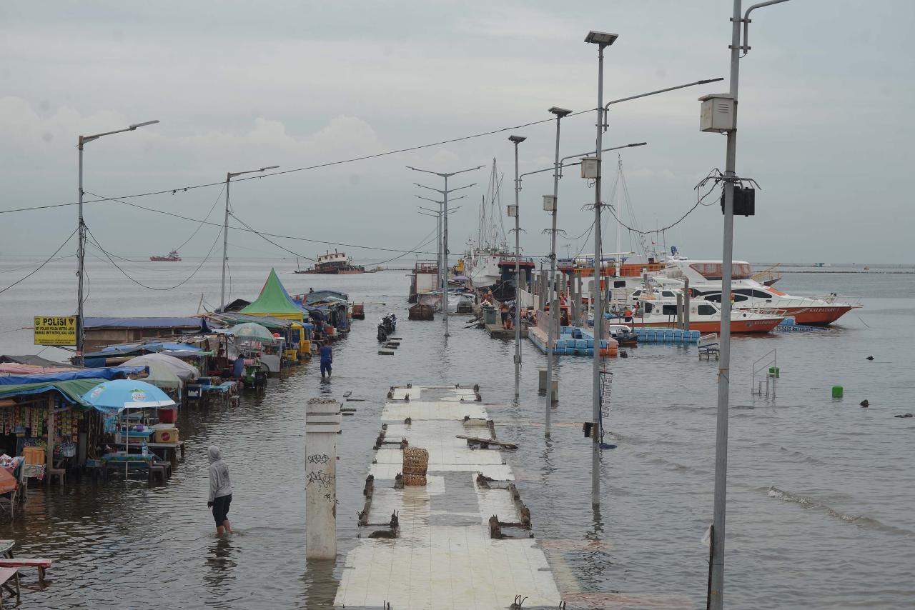 Banjir Rob Kembali Genangi...